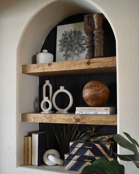 Niche Ideas Living Room, Wall Niche Ideas Living Room, Foyer Wall Decor, Beautiful Bookshelf, Shelf Decor Living Room, Home Decor Shelves, Wall Niche, Living Room Shelves, Decorating Shelves