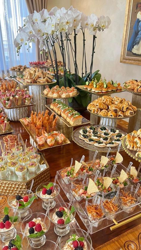 Wedding Buffet Table Decor, Indian Wedding Food, Wedding Buffet Table, Wedding Food Table, Food Set Up, Buffet Table Decor, Decoration Evenementielle, Fingerfood Party, Catering Ideas Food