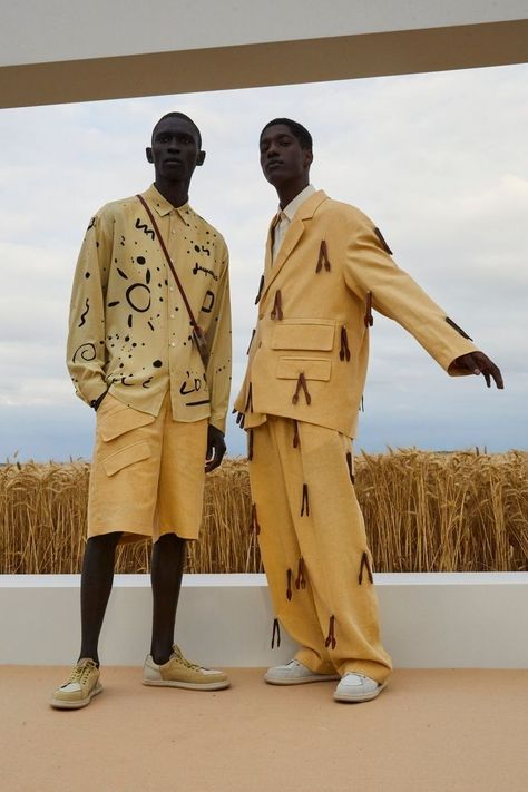 Simon Porte Jacquemus, White Runway, Runway Details, Male Fashion Trends, Fashion Spring, Vogue Fashion, Off The Grid, 가을 패션, Men Looks