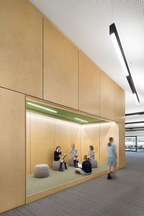 Gallery of Braemar College Middle School / Hayball - 32 Elementary Cafeteria Design, Kindergarten Interior, Corridor Design, School Hallways, Kindergarten Design, Wood Walls, College Decor, School Interior, School Campus