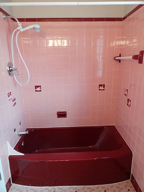 vintage-retro-pink-and-maroon-bathroom Maroon Bathroom, Pink Bathtub, Red Bathroom Accessories, Bathroom Retro, Casa Retro, Retro Bathrooms, Retro Renovation, Bathroom Red, Vintage Bathrooms