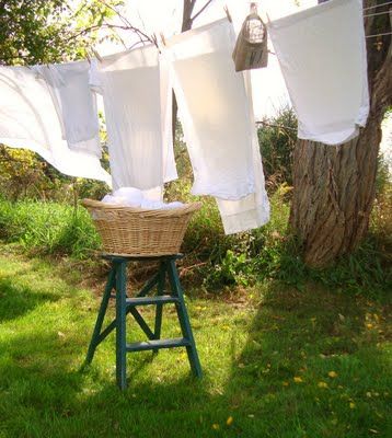 <3 Clothes Hanging, Casa Country, Vintage Laundry, Alam Yang Indah, Back To Nature, Clothes Line, Slow Living, The Grass, Simple Pleasures