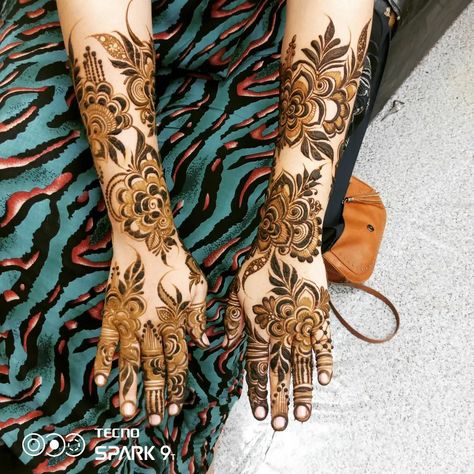 Henna with gulf flower Moti Moti Mehndi Design, Gulf Flowers Mehndi, Arabic Wedding Mehndi Designs, Mehendi Designs Flowers, Gulf Mehendi Design Rose Henna, Gulf Mehendi Design, Mahendi Designs, Khafif Mehndi Design, Mehendi Art