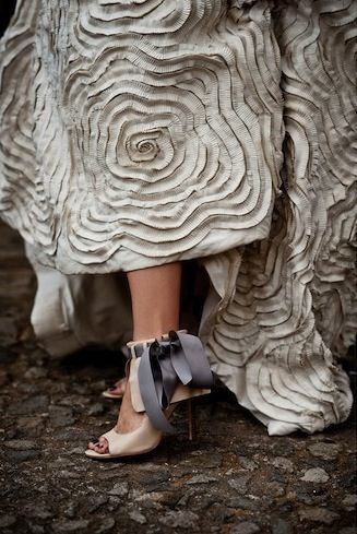 So beautiful Feminine Tomboy, Mode Rose, Design Moda, Shibori, Beautiful Shoes, Fashion Details, Wedding Shoes, Wearable Art, Alabama