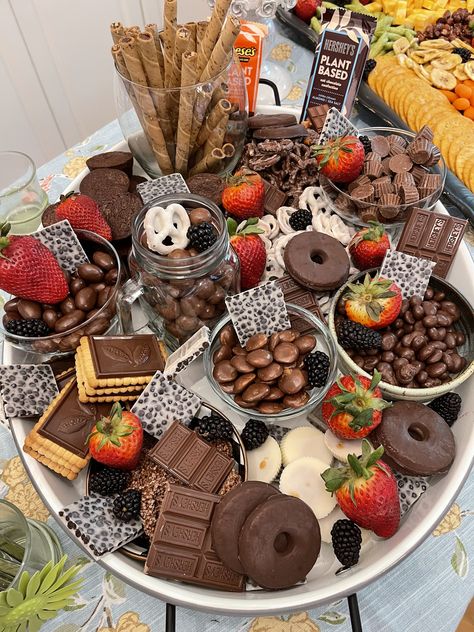 Brown Food Board Ideas, Chocolate Buffet Ideas, Brown Drinks For Color Party, Plateau Brunch, Chocolate Charcuterie Board Ideas, Brown Snacks, Dessert Boards, Sleepover Snacks, Kreative Snacks