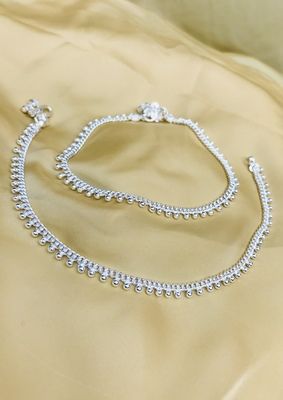 Latest Silver Anklet Designs Stylish, Latest Payal Designs Silver, Latest Silver Anklet Designs, Payal Designs Silver, Bridal Foot Jewelry, Silver Anklets Designs, Silver Payal, Antique Jewellery Online, Wedding Anklets