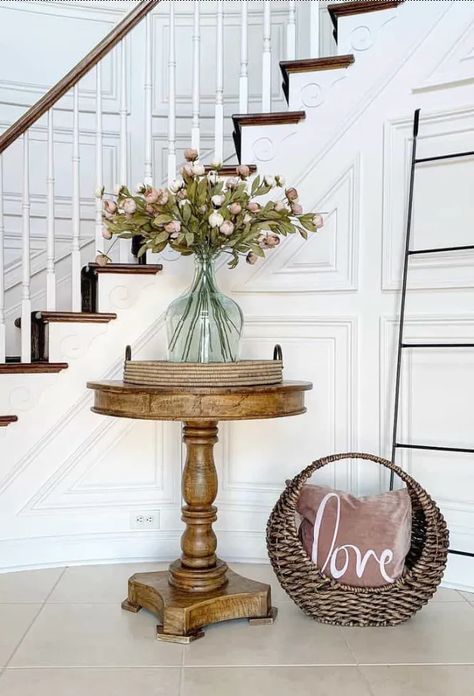 25 stunning round entryway table ideas; From rustic to modern, minimalist to chic, find the perfect piece to define your personal style and make a lasting first impression. Let's transform your entryway together! Entryway Circle Table, Round Foyer Table Decor Entryway Modern, Foyer Round Table Decor, Foyer Table Round, Round Entryway Table Decor, Small Round Entry Table, Entryway Round Table Decor, Round Entry Table Decor, Round Foyer Table Decor Entryway