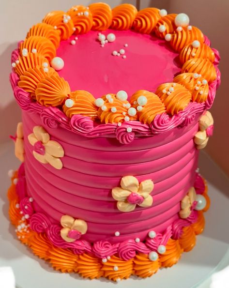 Groovy Food Ideas, Pink And Orange Birthday Cake, Groovy Cake Ideas, Pink And Orange Cake, Pink And Yellow Cake, Vibe Party, Orange Birthday Cake, Disco Cake, 14th Birthday Cakes