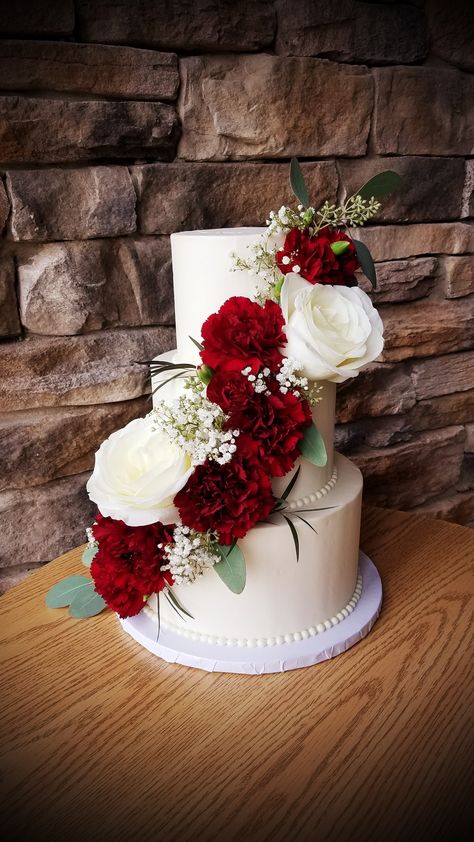 Wedding Table Decorations Roses, Red Roses Wedding Cake, Red And White Cake Design, White And Red Wedding Cake, Xv Cakes, Red And White Wedding Cake, Wedding Cake With Red Roses, Ruby Wedding Cake, Red Rose Wedding Cake