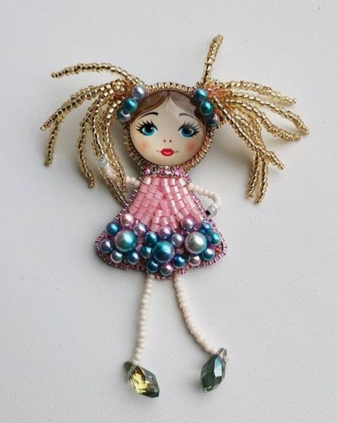 Beaded People, Earring Brooch, Doll Brooch, Vintage Jewelry Ideas, Simple Hand Embroidery Patterns, Diy Bead Embroidery, Beading Inspiration, Bead Embroidery Tutorial, Beading Jewelery