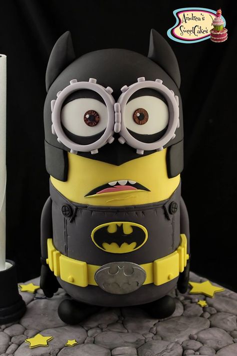 Minion Batman cake - For all your cake decorating supplies, please visit craftcompany.co.uk Batman Minion, Despicable Me Cake, Superhero Cakes, Minion Cakes, Super Torte, Minions Cake, Batman Cake, Torte Cupcake, Minion Cake