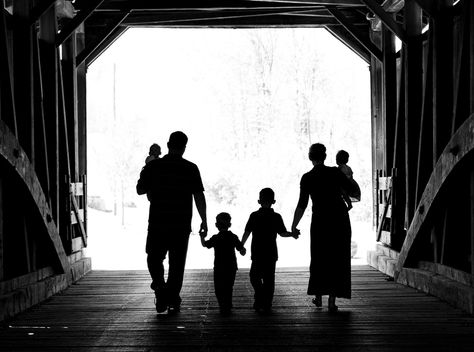 Covered Bridge Photo, Celebrity Nurseries, Amazing Portraits, Bridge Photography, Family Christmas Pictures, Home Photography, Family Photo Pose, Covered Bridge, Simple Pictures