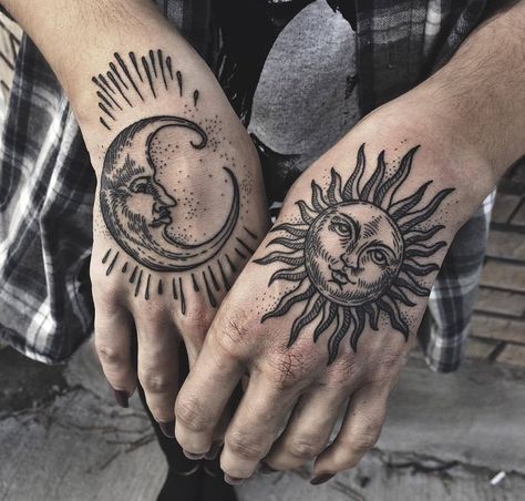 Herren Hand Tattoos, Tattoo Sonne, Moon Sun Tattoo, Moon Tattoos, Tato Lengan, Moon Tattoo Designs, Sun Tattoos, Hand Tattoos For Women, Cute Sun