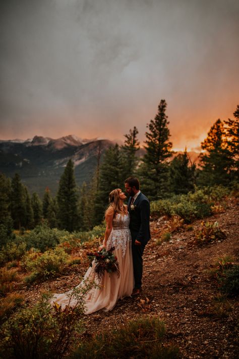 Sunset wedding portraits in the mountains. More on the blog! | Photo by Maggie Grace Photography #boho #bohowedding #bohobride #elopement #sunset #sunsetportraits #goldenhour #coupleportraits #fall #fallwedding #fallelopement #weddingcolors #bohobride #groom Cake Picnic, Idaho Elopement, Intimate Elopement Ideas, Fall Mountain Wedding, Mountain Wedding Photos, Fall Elopement, Maggie Grace, Yosemite Wedding, Outdoor Wedding Photos