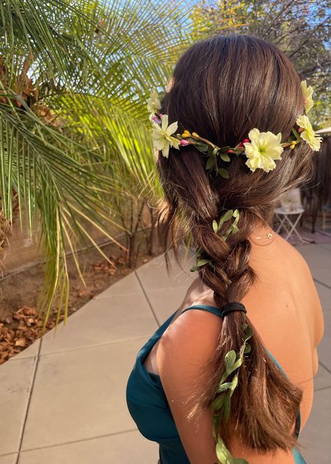 Braid And Flower Crown, French Plait With Flowers, Midsummers Hairstyles, Loose Braid With Flowers, Tropical Hairstyles Braids, Jungle Theme Hairstyle, Midsommar Hairstyle, Earth Day Hairstyles, Flower Crown Festival