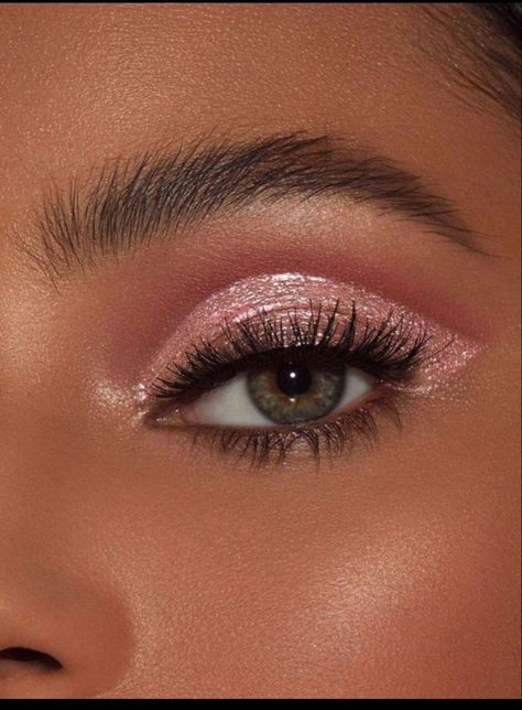 Sparkly Prom Makeup, Rings Engagement Gold, Pink Eyeliner Makeup, Recital Makeup, Prom Eyeshadow, Makeup Looks Prom, Light Pink Eyeshadow, Makeup Pinterest, Cheer Makeup