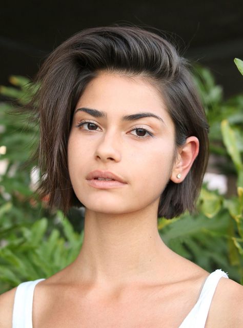 The 6 Coolest Summer Haircuts Coming Out of L.A. Right Now+#refinery29 Unnatural Hair Color, Summer Haircut, Kort Bob, Short Hair Cuts For Round Faces, Summer Haircuts, Hair Curls, Peinados Fáciles Para Cabello Corto, Round Face Haircuts, Short Hair Styles For Round Faces