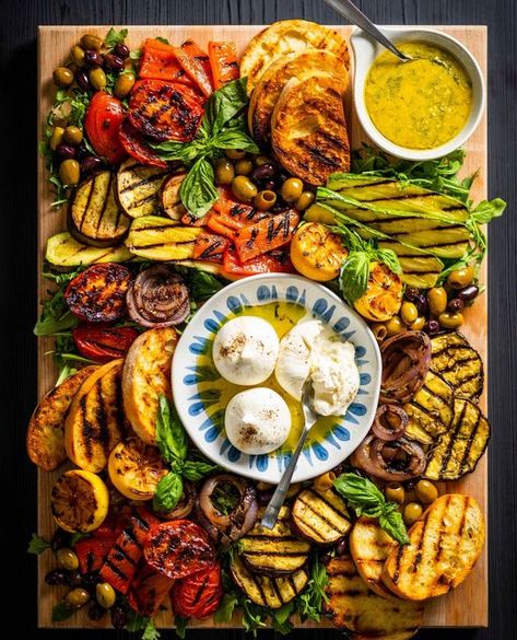 Roasted Veggie Board, Grilled Vegetable Platter Display, Grilled Veggie Platter, Roasted Veggie Charcuterie Board, Roasted Vegetable Charcuterie Board, Bbq Platter Ideas, Vegetarian Boards, Vege Platter, Grilled Veggies On The Grill