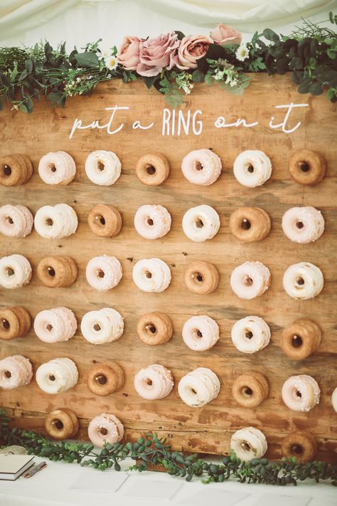 Engagement Donut Wall, Wedding Party At Home Decor, Doughnut Bridal Shower Ideas, Wedding Doughnut Wall, Doughnut Wedding Display, Wedding Doughnut Display, Backyard Engagement Party Ideas Decorations, Doughnut Wall Wedding, At Home Engagement Party