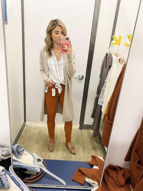 Bussines Casual Women Outfits Fall, Cinched Ankle Pants Outfit, Tennis Shoes Office Outfit, Business Casual Outfits Old Navy, Work Clothes Ideas For Women, Milenial Outfit Fashion 2023, Summer Family Reunion Outfit, Church Outfit Pants Classy, Florida Casual Outfits