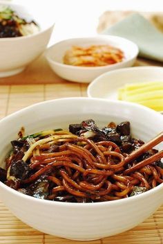 Jajangmyeon (Noodles in Black Bean Sauce) - Korean Bapsang Korean Bapsang, Koreansk Mad, Chinese Noodle Dishes, Koreansk Mat, Black Bean Noodles, Asian Noodle, Bean Sauce, Noodle Dish, Korean Cooking