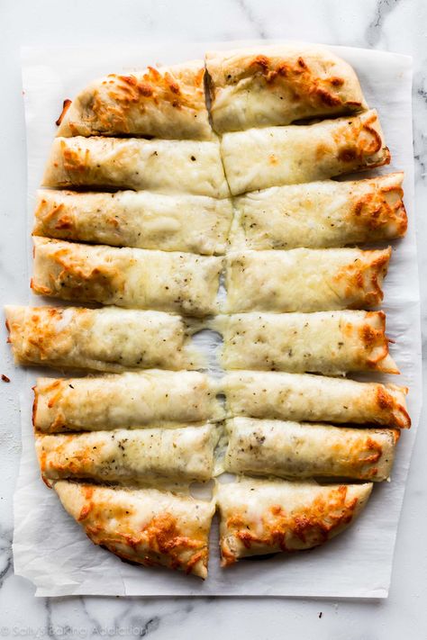 Homemade cheesy breadsticks with garlic Homemade Ham, Cheesy Breadsticks, Homemade Flatbread, Wheat Pizza, Sally's Baking, Cheesy Bread, Homemade Pizza Dough, Homemade Cheese, Easy Cheesy