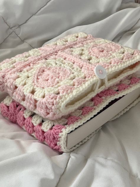 ميدالية مفاتيح, Crochet Book Cover, Crochet Market, Sleepover Things, Mode Crochet, Crochet Shop, Kawaii Crochet, Crochet Inspo, Fun Crochet Projects