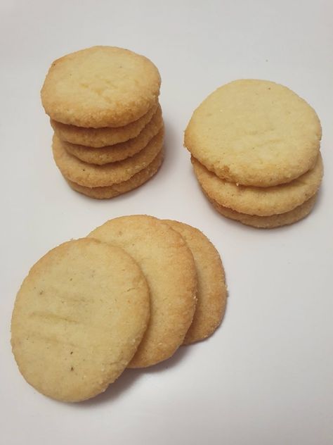 Cuando comencé a relizar la receta tenía mis dudas, pues nunca había realizado unas galletas keto. Dado a que quiero seguir ampliando mis recetas keto, me lancé. Quiero que sepas que son súper deliciosas, fácil de hacer y excelente para esos munchies que a veces nos dan. Galletas Keto, Postres Keto, Ketogenic Diet Menu, Comidas Keto, Postre Keto, African Cooking, Keto Cake, Recetas Keto, Keto Cookies