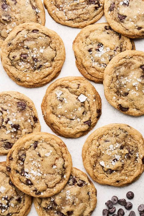 Prepare yourself for the ultimate vegan chocolate chip cookies that are perfectly chewy, irresistibly chocolatey, and 100% vegan-friendly! Studded with gooey dark chocolate chips and a touch of flaky sea salt, these cookies are an absolute crowd-pleaser. Serve them fresh from the oven with a glass of your favorite plant milk! #veganchocolatechipcookies #chocolatechipcookies Gf Vegan Chocolate Chip Cookies, Vegan White Chocolate Cookies, Plant Based Chocolate Chip Cookies, Vegan Chewy Chocolate Chip Cookies, Vegan Soft Chocolate Chip Cookies, Vegan Chewy Cookies, Vegan Cookies Gluten Free, Vegan Chocolate Chip Cookies Recipe, Date Paste Cookies