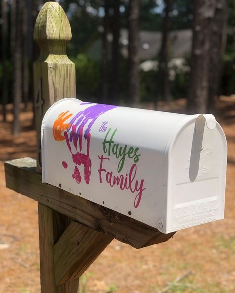 @hodgepodge_by_rylee shared a photo on Instagram: “Taking inspiration from Carl and Ellie’s mailbox from “Up,” I gave our mailbox a little makeover! #Up #CarlAndEllie 🎈📫✉️” • Jun 4, 2020 at 6:32pm UTC Up Themed Mailbox, Up Movie Mailbox Diy, Carl And Ellie Mailbox Diy, Cute Mail Box Ideas, Up Mailbox Disney, Up Mailbox Diy, Mailbox Makeover Diy Paint, Curbside Mailbox Ideas, Cute Mailbox Ideas Paint