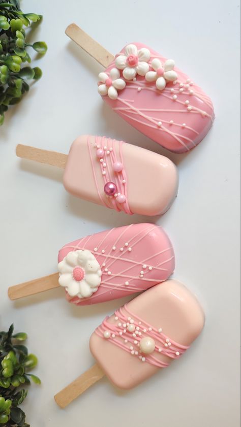 Pink And Purple Cakesicles, Cacksickles Ideas, Cakesicle Decoration Ideas, Minnie Cakesicles, Daisy Cakesicles, Barbie Cakecicles, Cake Cycle Pops, Flower Cakesicles, Barbie Cakesicles