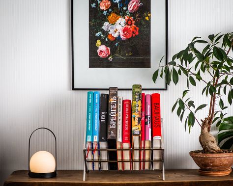 Table Top Book Display, Coffee Table Book Display, Books Windowsill, Book Display Ideas Home, Minimalist Book Shelf, Minimalist Bookshelf, Farmhouse Chic Bedroom, Windowsill Decor, Minimalist Bookshelves