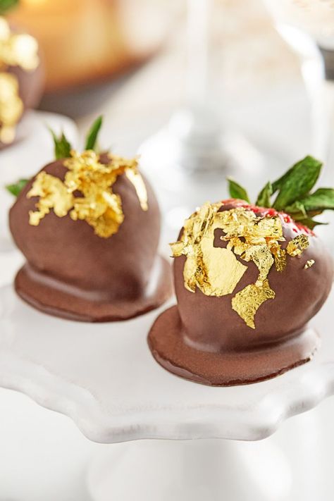 Chocolate covered strawberries with gold flakes. Cocktail Garnishes, Gold Food, Edible Gold Leaf, Geode Cake, Cocktail Garnish, Edible Gold, Holiday Candy, Cake Icing, Signature Drinks