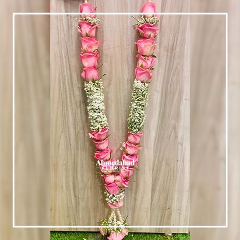 Pink Rose Garland Wedding Indian, Garland For Pink Saree, Pink Rose Varmala, Rose Varmala Designs Indian Weddings, Flower Varmala For Wedding, Flower Haar Mala For Wedding, Wedding Varmala Indian, Varmala Designs Flower Garlands, Varmala Indian Weddings Rose