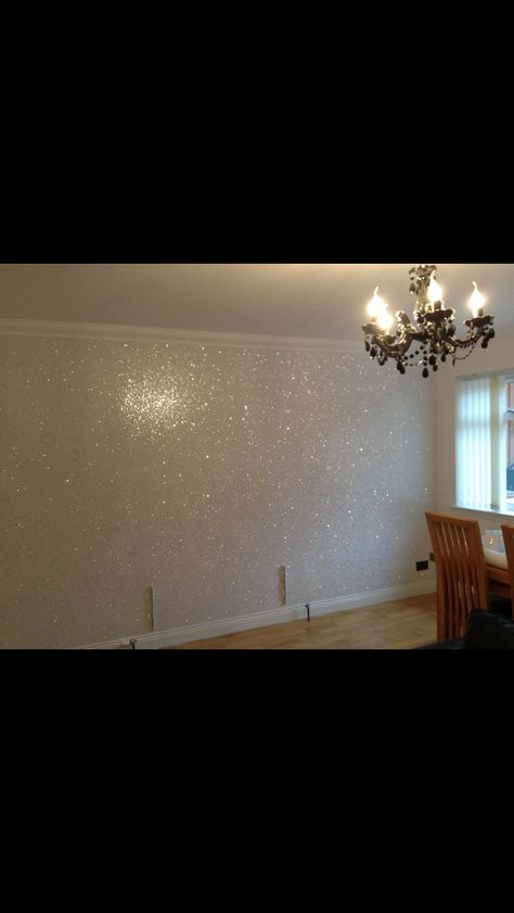 White Glitter Wall, Glitter Paint Bedroom, Diy Mirrored Furniture, Glitter Accent Wall, Pink Wallpaper Bedroom, Grey Wallpaper Bedroom, Glitter Bedroom, Cottage House Interior, Glitter Room