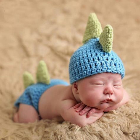 Costume Dinosaure, Crochet Costumes, Dinosaur Outfit, Baby Kostüm, Baby Fotografie, Dinosaur Costume, Baby Boy Hats, Newborn Baby Photos, Baby Boy Photos