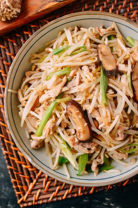 #Chicken and #Bean #Sprouts recipe by thewoksoflife.com Indonesia Dishes, Recipes With Bean Sprouts, Bean Sprouts Benefits, Chicken And Bean Sprouts, Bean Sprouts Recipe, Bean Sprout Recipes, Chow Mein Recipe, Bean Sprout, Chicken Chow Mein