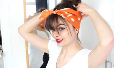 Scarf Tying Hair, Bandana On Head, Styling Bangs Tutorial, Headscarf Tutorial, How To Fold Scarf, Hair Scarf Tutorial, How To Tie Bandana, Scarf Coverup, Elegant Scarf