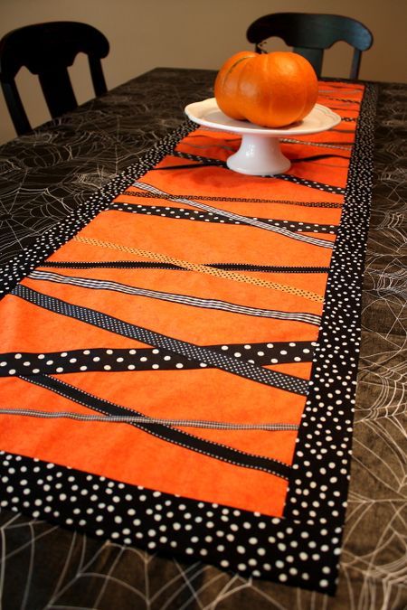 5 Insanely Easy Things to Sew for Fall - Sew Some Stuff Table Runner Tutorial, Table Halloween, Halloween Table Runners, Quilt Modernen, Halloween Ribbon, Halloween Quilts, Table Runner And Placemats, Table Runner Pattern, Theme Halloween