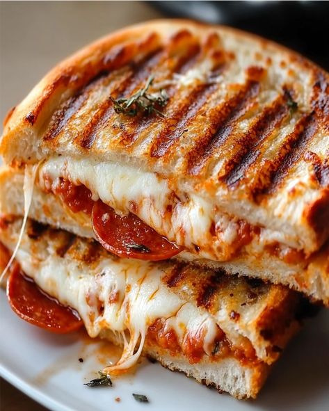 Enjoy this Crispy Pepperoni Pizza Panini with gooey mozzarella—quick, cheesy, and perfect for a satisfying meal in under 15 minutes. Dinners With Pepperoni, Pizza Panini Sandwiches, Grilled Cheese Pizza Sandwich, Yummy Cheesy Food, Pepperoni Panini, Recipes With Pepperoni, Panini Pizza, Panini Ideas, Best Panini Recipes