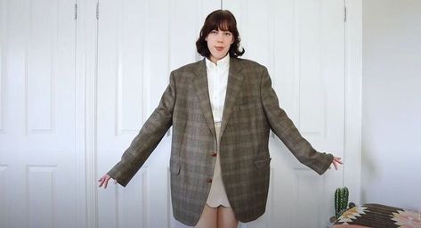 Love a good thrift flip? Follow my tutorial and check out how I completely transformed a men’s blazer into a gorgeous women’s oversized blazer. Mens Blazer On Women, Blazer Too Big Hack, How To Tailor A Blazer, Blazer Refashion, Thrift Flip Clothes, Factory Work, Dark Academia Style, Diy Fashion Projects, Academia Style