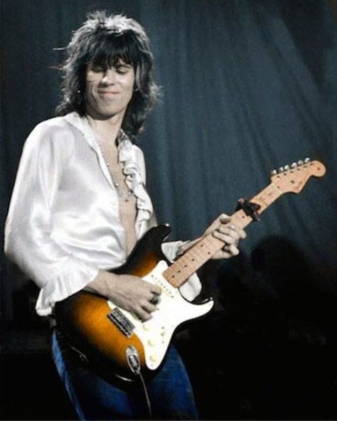 ‘The Greatest Rock&Roll Band’ on Instagram: “Keef at the Hollywood Palladium with his Sunburst Stratocaster. (c) 1972 Barry Schultz. #rollingstones #stones #1972 #keithrichards #keef…” Keith Richards Guitars, Rolling Stones Keith Richards, Mick Jagger Rolling Stones, Rollin Stones, Like A Rolling Stone, Charlie Watts, Stevie Ray Vaughan, Cleansing Crystals, Keith Richards