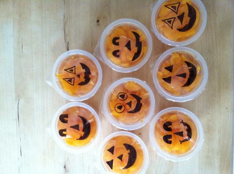 Happy October- mandarin orange cups with hand drawn pumpkin faces ;) Halloween Fruit Cups, Healthy Halloween Treats, Healthy Halloween Snacks, Halloween Fruit, Halloween Treats For Kids, Mandarin Oranges, Preschool Snacks, Halloween Preschool, Healthy Halloween