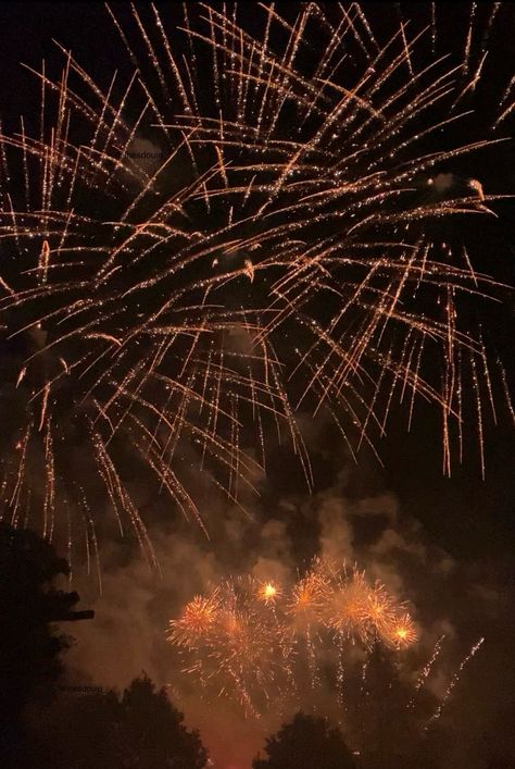 Golden Party Aesthetic, Rainbow Fireworks, Celebration Aesthetic, Sky Fireworks, Fireworks Aesthetic, Marvel Pictures, Golden Aesthetic, Aesthetic Party, Vibe Aesthetic