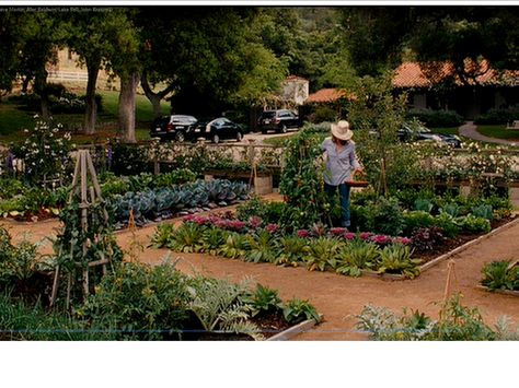 beautiful pottage garden Its Complicated Movie, Its Complicated House, Its Complicated, Nancy Meyers Movies, Equestrian Ranch, It's Complicated, Famous Gardens, Pink Cottage, Potager Garden