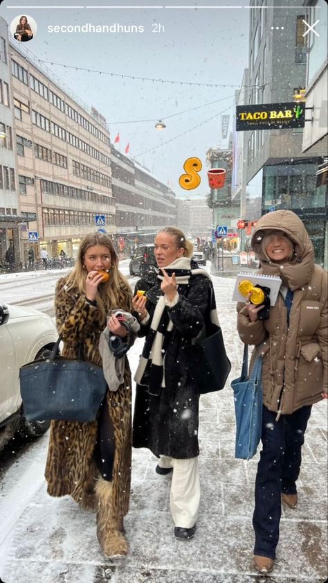 Winter Commute Outfit, Scandinavian University Outfit, Winter Coat 2023, Winter Pics With Friends, Friends Winter Outfits, Jul Outfit, Winter In Europe Outfits, Winter Insta Pics, Winter Outfits Nyc