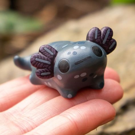 Clay Crafts Decoration, Polymer Clay Jumping Spider, Animals To Make Out Of Clay, Axolotl Clay Art, Tiny Clay Animals, Axolotl Sculpture, Cute Air Dry Clay Ideas Easy, Polymer Clay Axolotl, Axolotl Figurine