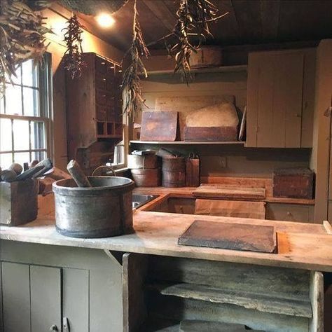 p Colonial Kitchens, Antique Kitchen Decor, Rustic Kitchens, Old Fashioned Kitchen, Primitive House, Colonial Kitchen, Primative Decor, Primitive Kitchen Decor, Cabin Kitchen