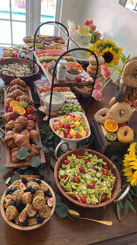 Grazing Lunch, Brunch Mesa, Breakfast Brunch Party, Modern Decor Ideas, Brunch Bar, Lunch Party, Brunch Spread, Girls Brunch, Birthday Lunch