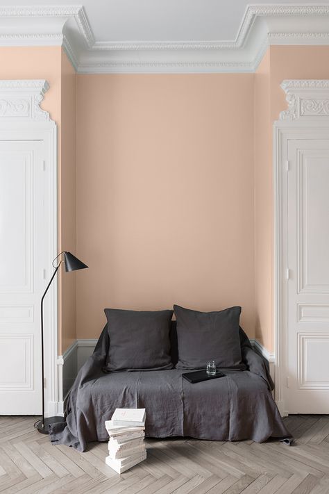 Rose pastel, rose framboise, rose fuchsia... Le rose s'invite plus que jamais dans nos intérieurs pour des ambiances parfois glamour, girly ou encore chic et moderne. Dans cette chambre, Rose Nymphéas de la gamme de peinture mur Velours de Peinture est idéale pour son côté à la fois chaud et apaisant. Murs Roses, Hallway Colours, Paris Brest, Apartment Balconies, Bedroom Colors, Cosmopolitan, Home Deco, Leroy Merlin, Merlin